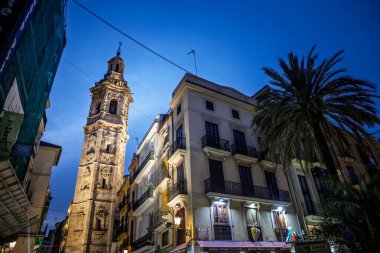 VALENCIA, İspanya - 13 Ekim 2024: Campanario de Santa Catalina, Campanar de Santa Caterina, Valencia merkez. Esglesia de Santa Caterina Martir 'in çan kulesi eski kasabanın üzerinde yükseliyor..