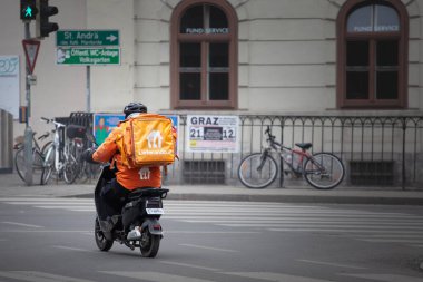 GRAZ, AUSTRIA - 17 Aralık 2024 Graz 'daki bir teslimatçının Lieferando logosu. Just Eat 'in bir parçası, Avusturalya yemek dağıtım servisidir..