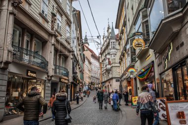 GRAZ, AUSTRIA - 17 Aralık 2024: Graz Innere Stadt 'taki Sporgasse panoramik görüntüsü, graz şehir merkezi, kaldırım taşı sokaklar, süslü cepheler ve dükkanlar. Burası büyük bir turistik bölge.