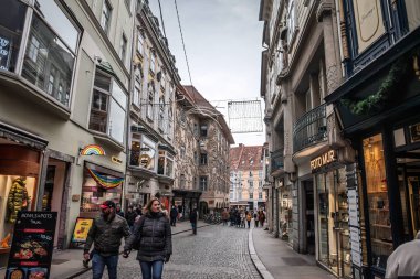 GRAZ, AUSTRIA - 17 Aralık 2024: Grazs Innere Stadt 'taki Sporgasse caddesine kapsamlı bir bakış, karmaşık bina detaylarını, butik mağazalarını ve gezinen yayaları ortaya çıkarıyor