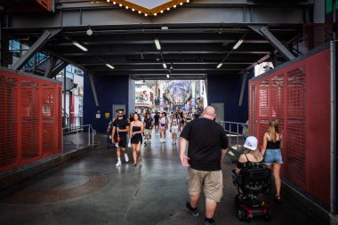 LAS VEGAS, 21 AĞUSTOS 2024: Fremont Street Experience 'ın canlı atmosferinin tadını çıkaran bir kalabalık. Fremont Las Vegas şehir merkezinde bir cadde, yayalar, eğlencesiyle bilinir..