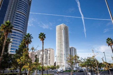 VALENCIA, İspanya - 13 Ekim 2024: Valencia 'da Avenida de las Cortes Valencianas' ı kapsayan modern yüksek binalar, İspanya 'da çağdaş mimari ve kentsel gelişimi gözler önüne seriyor..