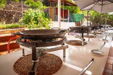 İspanya, Valencia 'da spagetti ikonik yemek, paella, yerel gastronomik kültürü yansıtan geleneksel yemek takımının altını çizerek hazırlandı.