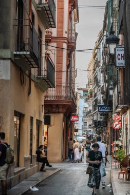 VALENCIA, İspanya - 13 Ekim 2024 Valencia 'nın Ciutat Vella' sındaki dar bir yaya sokağı, tarihi eski kasaba. Valencia Akdeniz 'de büyük bir İspanyol şehridir..