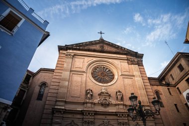Valencia 'nın başkenti Valencia' da bulunan Katolik Gotik Diriliş Kilisesi Basilica del Sagrado Corazon de Jesus (İsa 'nın Kutsal Kalbi Bazilikası) cephesi..