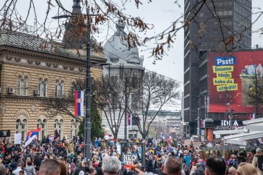 BELGRAD, SERBIA - 15 Mart 2025: Sırp hükümetine, 'Krvave su vam ruke' un bir parçası veya Vuciç hükümetine karşı düzenlenen gösteriler için Belgrad sokaklarını büyük bir kalabalık doldurdu.