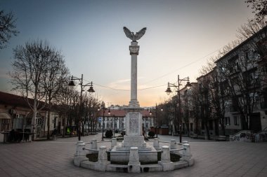 ARANDJELOVAC, SERBIA - 12 Ekim 2024: Spomenik izginulim i u ratu umrlim Arandjelovcanima, Birinci Dünya Savaşı 'nda hayatını kaybeden askerlerin anısına dikilen bir anıt.