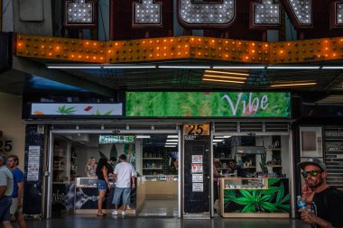 LAS VEGAS, 21 AĞUSTOS 2024: Las Vegas 'taki esrar mağazası, Nevada' nın eğlence amaçlı esrar ve marihuanayı yasallaştırmasını yansıtan yenilebilir, tütün ürünleri ve sigara aksesuarları sunuyor.