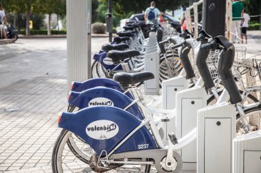 VALENCIA, İspanya - 13 Ekim 2024 Valenbisi bisiklet paylaşım bisikletleri düzgünce Valencia 'da bir kenetlenme istasyonuna park edildi. Valenbisi, JCdecaux tarafından işletilen Valencia 'nın bisiklet paylaşım sistemi..