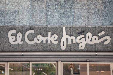 VALENCIA, İspanya - 13 Ekim 2024: El Corte Ingls logosu Valencia, İspanya 'daki mağazasının girişinde sergilendi. El corte ingles İspanyol mağaza zinciri ve perakende süpermarketler zinciri.