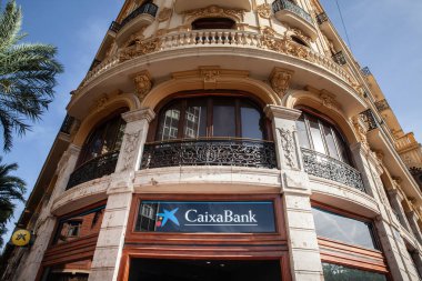 VALENCIA, İspanya - 13 Ekim 2024 Valencia 'daki ofislerinin üzerindeki CaixaBank logosu. Caixa Bank bir İspanyol bankası ve finans hizmeti grubudur..