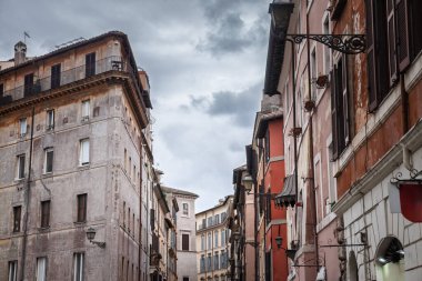 Roma 'nın tarihi kentsel yaşam ve emlak piyasasını temsil eden geleneksel Roma mimarisi ile Eski Roma' daki tipik konut binaları.
