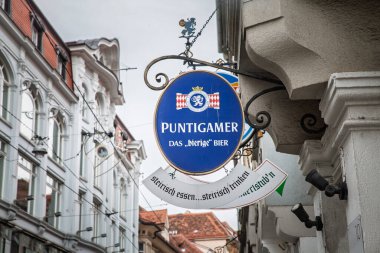 GRAZ, AUSTRIA - 17 Aralık 2024: Puntigamer bira logosu Graz, Avusturya 'da yerel bira kültürü ve geleneğini temsil eden bir perakendecinin tabelasında sergilendi. Putingam bir Avusturya bira fabrikası..