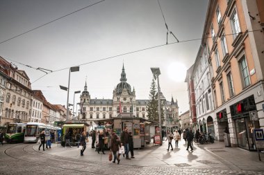 GRAZ, AUSTRIA - 17 Aralık 2024: Graz, Avusturya 'daki Hauptplatz meydanının panoramik manzarası, tarihi Grazer Rathaus binası ve şehir hayatını, belediye binasını ve belediye binasını vurguluyor.