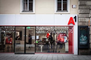 GRAZ, AUSTRIA - 17 Aralık 2024: Graz 'da A1 telekomünikasyon perakende satış mağazası, marka tabelaları ve teknoloji ürünleri sergilenmektedir. A1 Telekom Austria Avusturya 'da sabit ve mobil bir ağ operatörü