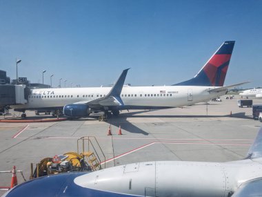 MINNEAPOLIS - 23 AĞUSTOS 2024: Delta Havayolları Minneapolis-Saint Paul Havaalanı 'nın yolcu kapısında, başka bir uçak penceresinden görüldü..