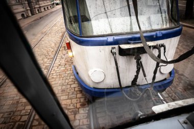 Riga, Letonya 'daki tramvayın hareket-bulanıklığı şehir merkezindeki hızlı hareket ve şehir ulaşımını gösteriyor. Belediyenin taşıma sisteminin bir parçası..