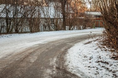 Avusturya 'nın buz ve karla kaplı kırsal karayolu, kırsal yollardaki zorlu kış sürüş koşulları ve tehlikeleri vurguluyor.