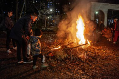 BELGRAD, SERBIA - 6 Ocak 2025: Belgrad, Sırbistan 'daki insanlar, Noel arifesini kutlayan Ortodoks Hıristiyan ayinlerinin bir parçası olarak badnjaci ve meşe dallarının geleneksel yakılmasına katıldılar.