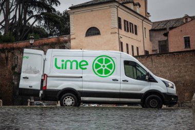 ROME, ITALY - 15 HAZİRAN 2025: limon mikromobilite logosu olan minibüs, elektirikli scooterları toplamak ve şarj etmek için kullanılıyor. Limon, limansız elektrikli scooterları paylaşma ve kiralama konusunda uzmandır..