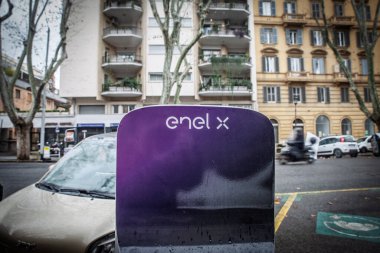 Roma, İtalya - 15 Ocak 2025: Roma, İtalya 'daki Enel X elektrikli araç şarj istasyonu. Enel, Avrupa 'da yayılmış bir İtalyan elektrik, enerji ve enerji tedarikçisidir..