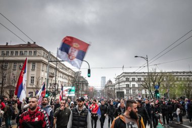 BELGRAD, SERBIA - 15 Mart 2025: Kneza Milosa caddesindeki kalabalık, Vuciç hükümetine karşı düzenlenen Krvave su vam ruke, Pumpaj veya Dinstaj gösterileri kapsamında Sırp hükümetine karşı toplu protesto gösterisi düzenledi