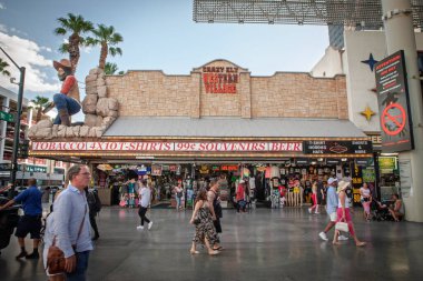 LAS VEGAS, 21 AĞUSTOS 2024: Las Vegas şehir merkezinde bir hediyelik eşya dükkanı olan Crazy Ely Western Village 'ı ziyaret eden turistler, Fremont caddesinde uygun fiyatlı hediyeler ve temalı ürünler satıyorlar..