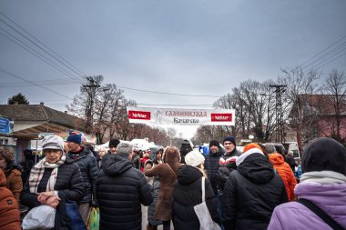 KACAREVO, SERBIA - 22 Şubat 2025: Kacarevo 'da bir Sırp pastırması ve tarım pazarı olan Slaninijada' da kalabalık, kırsal gelenekleri ve yerel gıda kültürünü ön plana çıkarıyor.
