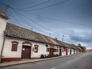 Baross Gabor Utca Caddesi, Villany 'nin ana caddesi. Bulutlu bir öğleden sonra şarap mahzenleri ve şarap mahzenleri var. Villany Güney Hungary 'de şarapla bilinen bir köydür..