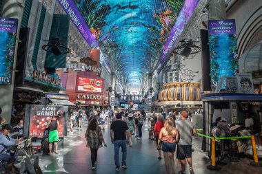LAS VEGAS, 21 AĞUSTOS 2024: Las Vegas şehir merkezinde popüler bir yaya sokağı olan Fremont Street Experience 'i keşfeden insanlar, canlı atmosferi ve LED tepe örtüsü sergileriyle tanınıyor.