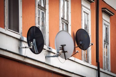 Şehir haberleşme altyapısını ve modern telekomünikasyon teknolojisini temsil eden konut binalarına uydu çanakları yerleştirildi..