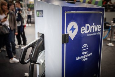 BELGRAD, SERBIA - 22 Mart 2025: EDrive ile elektrikli otomobil şarjı, Belgrad, Sırbistan 'da sergilenmekte olan bir filo yönetimi çözümü, sürdürülebilir otomotiv ve EV şarj teknolojisi sergiliyor.