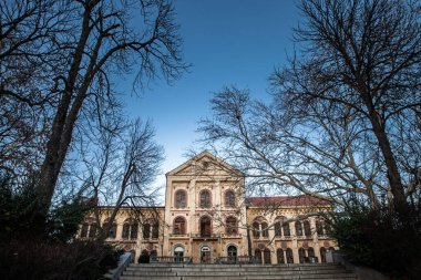 ARANDJELOVAC, SERBIA - 23 Ocak 2025: Sırbistan 'ın Arandjelovac kentindeki Obrenovic hanedanı tarafından park bukovucke banje üzerine inşa edilen terk edilmiş tarihi otel Staro Zdanje' nin ön cephesi.