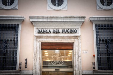 ROME, ITALY - 15 Ocak 2025: Roma, İtalya 'daki Banca del Fucino ofisinin girişi, önde gelen logosu ve geleneksel cephesi. Banca del fucino özel bir İtalyan bankasıdır..