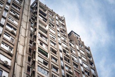 Novi Beograd 'daki komünist dönemden kalma yüksek binalar, ya da beton yapı ve sosyalist mimariyle karakterize edilen yeni Belgrad, Sırbistan..