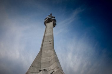 Aşağıdan bakıldığında Avala Kulesi, belirgin modernist mimarisini Belgrad 'da tarihi bir gözlem kulesi olarak gösteriyor. Belgrad, Sırbistan 'ın banliyölerinde yayın yapan bir TV kulesi.