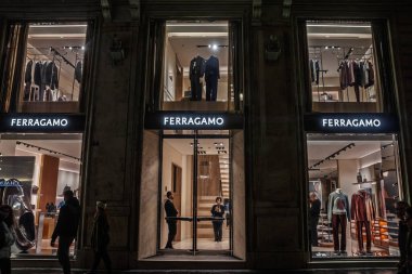 Roma, İtalya - 15 Ocak 2025: Roma, İtalya 'daki lüks moda mağazasında Ferragamo logosu. Salvatore Ferragamo, lüks erkek giyim ve kadın giyim sektöründe uzmanlaşmış İtalyan bir moda tasarımcısı..