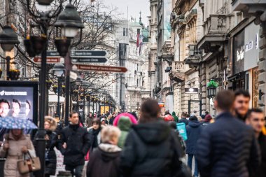 BELGRAD, SERBIA - 16 HAZİRAN 2025: Sırp halkı, Belgrad 'ın Knez Mihailova Caddesi' ndeki Sırp başkentinin ana yaya sokağı.