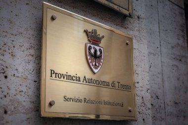 ROME, ITALY - 15 Ocak 2025: Bölgesel yönetim ve idari otoriteyi sembolize ederek Roma 'da temsil ettikleri Trento Özerk Bölgesi' nin (Provincia Autonoma di Trento) işareti.