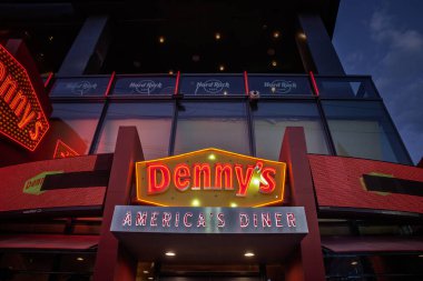 LAS VEGAS, 21 Ağustos 2024, Las Vegas 'taki restoranlarının önünde Denny' nin logosu. Dennys, bir Amerikan restoran zinciri.