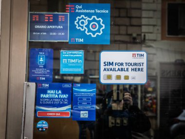 ROME, ITALY - 15 OCAK 2025: TIM perakendecisi turistler için SIM kart reklamı yapıyor, Telecom Italias markası sergiliyor. TIM ana İtalyan telefon taşıyıcısıdır.