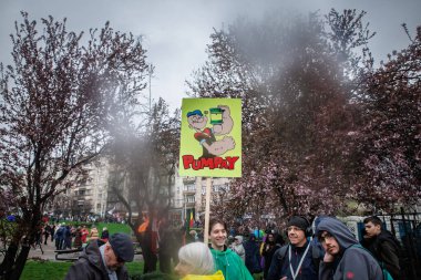 BELGRAD, SERBIA - 15 Mart 2025: Vuciç hükümetine karşı Belgrad 'da Slavija Meydanı' nda protestocular, otokrasi karşıtı gösterilerden esinlenerek komik Pumpaj (Dinstaj) sloganları attılar