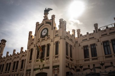 Valencia 'nın tarihi ana tren istasyonu Estacio del Nord' un (estacion del norte) ön cephesinde Art Nouveau mimarisi sergilenmektedir. Bu işlek demiryolu merkezi şehrin simgesidir..