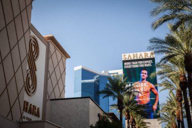 LAS VEGAS, 21 AĞUSTOS 2024: Las Vegas, Nevada 'da işlek bir caddedeki Sahara Las Vegas otel ve kumarhanesinin dış görüntüsü. Meruelo Grup 'un bir parçası. Las Vegas' taki bir kumarhane..