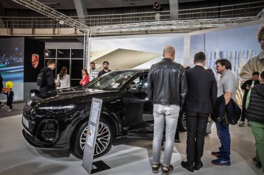 BELGRAD, SERBIA - 16 Mart 2025: Potansiyel alıcılar, Belgrad 'daki bir galeride bir Audi SUV, ayrıntılı bir değerlendirme anı ve rekabetçi otomotiv pazarında bilgilendirilmiş karar verme mekanizmasını denetliyor
