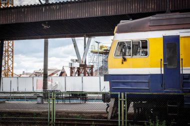 Letonya 'nın ana tren istasyonu Riga Centrala Stacija' da bir platformda duran Letonya banliyösü elektrik treni, yerel demiryolu altyapısını vurguladı.