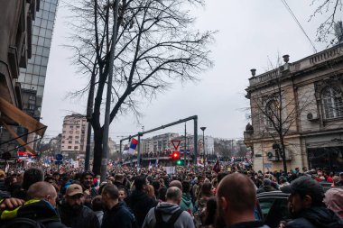 BELGRAD, SERBIA - 15 Mart 2025: Sırp hükümeti, Krvave su vam ruke, Pumpaj veya Dinstaj 'a karşı düzenlenen toplu protesto gösterileri kapsamında Trg Slavija Meydanı' nda büyük bir kalabalık.