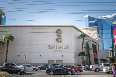 LAS VEGAS, 21 AĞUSTOS 2024: Las Vegas, Nevada 'da işlek bir caddedeki Sahara Las Vegas otel ve kumarhanesinin dış görüntüsü. Meruelo Grup 'un bir parçası. Las Vegas' taki bir kumarhane..