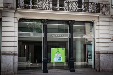 VALENCIA, İspanya - 13 Ekim 2024 Valencia 'daki ofislerinde Cajamar Bankası logosu. Cajamar Caja Kırsal bir İspanyol kooperatif bankası ve finans kurumudur..