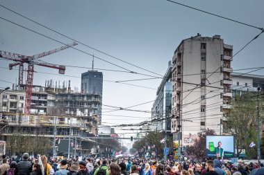 BELGRAD, SERBIA - 15 Mart 2025: Sırp hükümeti, Krvave su vam ruke, Pumpaj veya Dinstaj 'a karşı düzenlenen toplu protesto gösterileri kapsamında Trg Slavija Meydanı' nda büyük bir kalabalık.